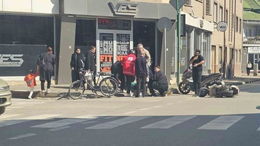 Bursa İnegöl'de otomobil ile çarpışan motosikletin sürücüsü yaralandı, gözlüğünü çıkarmadı