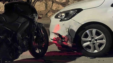 Bursa Mudanya'da motosiklet park halindeki otomobile çarptı, 2 kişi yaralandı
