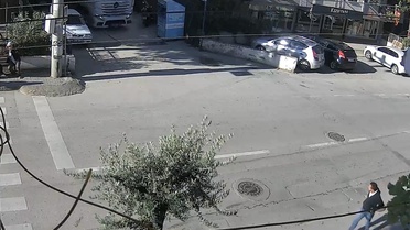 Bursa Mudanya'da tır, belediyenin giysi toplama kutusuna çarptı, sürücü durmadı