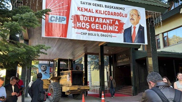 CHP'nin Abant kampında bozulan kepçe yüzünden Kılıçdaroğlu daha önde karşılandı