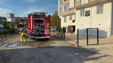 Düzce Konuralp'te yangın çıkan evdeki kişiler komşuların yardımıyla dışarı çıktı