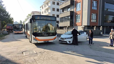 Eskişehir Odunpazarı'nda belediye otobüsü ile otomobil çarpıştı, 2 öğrenci yaralandı