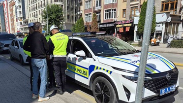 Eskişehir Tepebaşı'nda otomobille çarpışan motosiklet devrildi, sürücü yaralandı