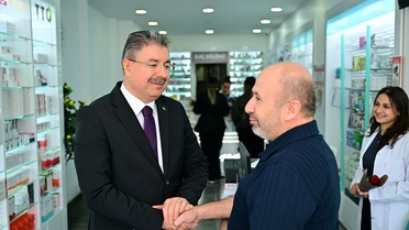 Eskişehir Valisi Yılmaz, Odunpazarı'nda pazarcı esnafı ve eczacılarla görüştü
