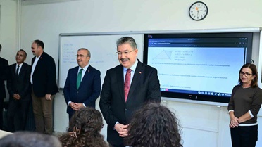 Eskişehir Valisi Yılmaz, Kanatlı Anadolu Lisesi'nde öğrencilerin taleplerini dinledi
