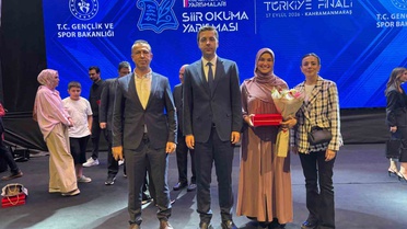 Hitit Üniversitesi öğrencisi Esmanur Çancılar şiir finalinde Türkiye birincisi oldu
