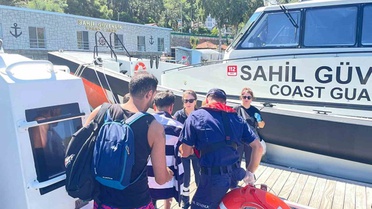 Muğla Fethiye'de rahatsızlanan 2 vatandaş Sahil Güvenlik botuyla 112'ye teslim edildi
