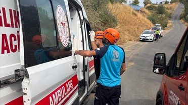 Bingöl Genç'te Genç Belediyesi panelvanı savruldu, 3 kişi yaralandı