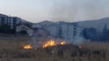 Hakkari Yüksekova'da anız yangını itfaiyenin müdahalesiyle büyümeden söndürüldü