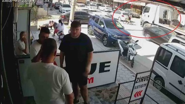 Hatay Antakya'da kamyonun çarptığı bisikletli çocuk hafif yaralanarak ölümden döndü