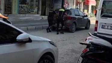 Hatay Samandağ'da trafiği aksatan otomobili 2 polis iterek yolu açtı