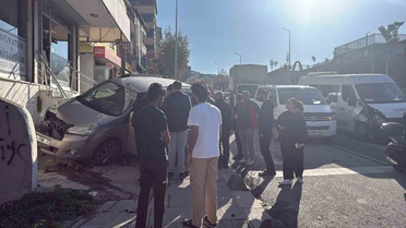 Arnavutköy'de hafif ticari araç servis aracıyla çarpıştı, kaldırıma çıktı