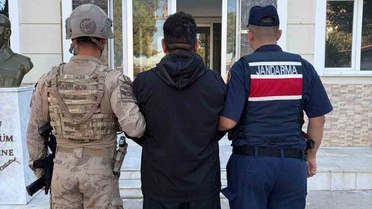 İzmir'de jandarma, 25 yıl hapis cezalı firari ve faili firar şüpheliyi yakaladı
