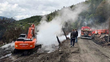Kastamonu İnebolu'da yanan 11 evin enkazı iş makineleriyle kaldırılıyor