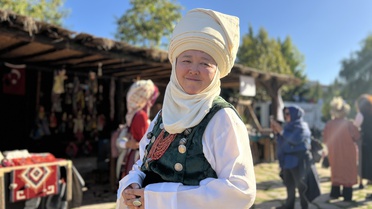 Asel Kalkanova, Kırgız kıyafetlerini Altınköy Türk Dünyası Festivali'nde sergiledi