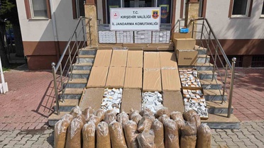 KOM ve Jandarma Kırşehir Kaman'da 851 bin liralık makaron ve ekipmanı ele geçirdi