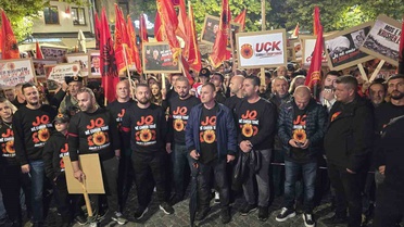 Kosova'da Lahey'in Thaçi'ye verdiği 25 yıl hapis cezası kentlerde protesto edildi
