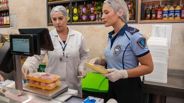 Kuşadası Belediyesi zincir marketlerde denetim yaptı, uygunsuz gıdalara el koydu