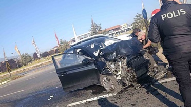 Kütahya'da iki otomobil çarpıştı, Fuar Kavşağı'ndaki kazada 6 kişi yaralandı