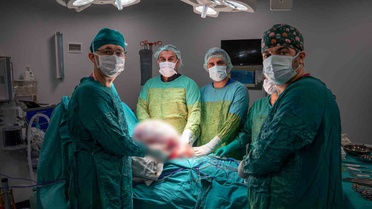 Karın ağrısı şikayetiyle hastaneye başvurdu, yumurtalığından 4 bebek ağırlığında kitle çıktı