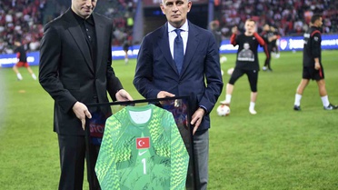 TFF Başkanı Hacıosmanoğlu, Mert Günok'a Fransa maçı öncesi milli forma hediye etti