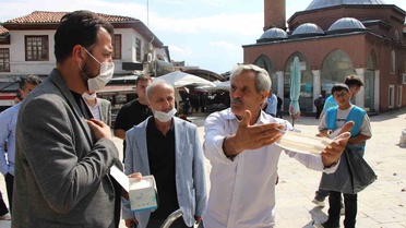 Merzifon'da içme suyu kazısı tozu sağlığı etkiledi, AK Parti 3 bin maske dağıttı