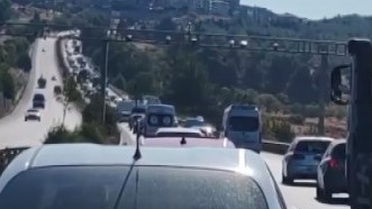 Muğla-Yatağan yolunda 3 araçlı maddi hasarlı kazada Yatağan girişinde kuyruk oluştu