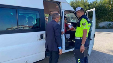 Muş'ta jandarma okul servislerini denetledi, sürücü ve öğrenciler bilgilendirildi
