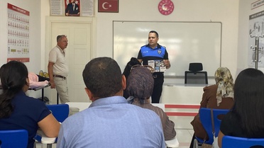 Niğde'de polis ekipleri dolandırıcılığa karşı broşür dağıtarak vatandaşları bilgilendirdi