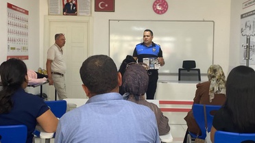 Niğde'de polis, pazar ve sokakta dolandırıcılığa karşı vatandaşa broşür dağıttı