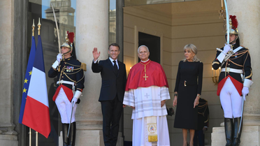 Papa 14. Leo, 18 yıl aradan sonra ilk resmi ziyaretinde Fransa'da Macron'la görüştü