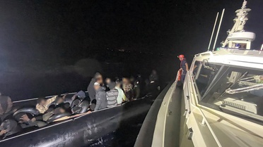 Sahil Güvenlik İzmir açıklarında iki operasyonda 56 düzensiz göçmen yakaladı