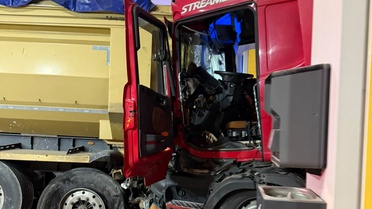Sakarya Arifiye'de polis aracına çarpan TIR kamyona çarpıp şoförünü ağır yaraladı