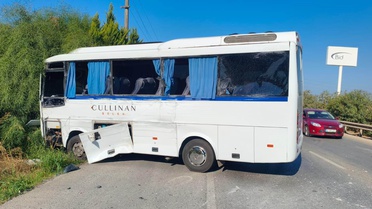 Antalya-Alanya D400'de tur otobüsü ile minibüs çarpıştı, 6 kişi yaralandı, 1'i ağır