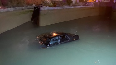 Silifke'de kanala düşen otomobilin sürücüsü hafif yaralandı, araç vinçle çıkarıldı