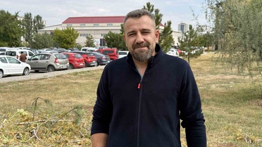 Sivas'ta çay içerken yavru yılanı yakalayan vatandaş, onu sevip doğaya bıraktı