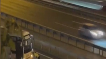 Sultangazi TEM'de arızalanan midibüs, kadın trafik polisi ve sürücülerce itildi