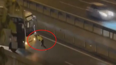 Kadın trafik polisi arızalanan midibüsü tek başına itti