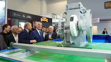 Ticaret Bakanı Bolat, 369 firmanın yer aldığı MÜSİAD EXPO 2026'da traktörü inceledi