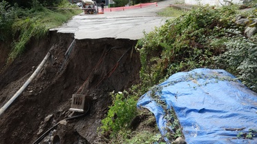 Trabzon'da mahalle yolu yağışta çöktü, otomobil dereye sürüklendi, 2 kişi yaralandı