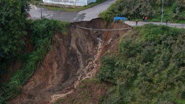 Trabzon Ortahisar'da heyelan aracı dereye sürükledi, araçtaki 2 kişi yaralandı