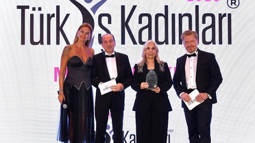 Türk İş Kadınları Plaket Töreni'nde ödüller sahiplerini buldu: Haberler.com Genel Yayın Yönetmeni Av. Bedia Teymur'a plaket