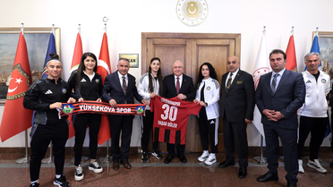 Milli Savunma Bakanı Güler, Yüksekova Spor Kadın Futbol Takımı ile MSB'de buluştu