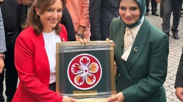 152 yıllık makineyle işlenen Kızılay’ın ilk amblemi Bakan Göktaş’a da hediye edildi