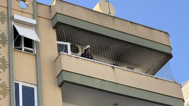 Alanya'da 5 katlı binanın en üst katındaki dairedeki yangın söndürüldü, hasar oluştu