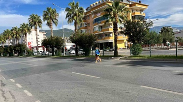 Alanya'da kontrolden çıkan otomobil genç kıza ve durağa çarptı, 1'i ağır 3 yaralı