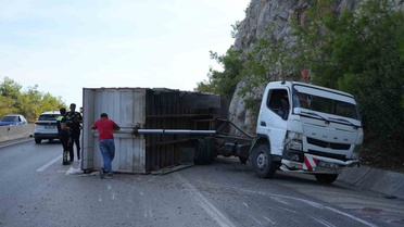 Antalya-Kemer karayolunda pelet yüklü kamyonun kasası devrildi, sürücü yaralandı