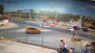 Manavgat'ta kırmızı ışık ihlali yapan otomobile motosiklet çarptı, 2 kişi yaralandı