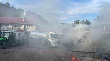 Ardahan Posof Yurtbekler'de samanlık küle döndü, yangın evlere sıçramadan söndürüldü