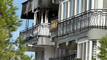 Ayvalık'ta 5 katlı binanın üst katındaki dairede çıkan yangında can kaybı olmadı
